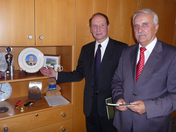 Vizebrgermeister Kravchuk beim Landrat Manz in Herford. Der Wappenteller zeigt die Burg in Lutsk.