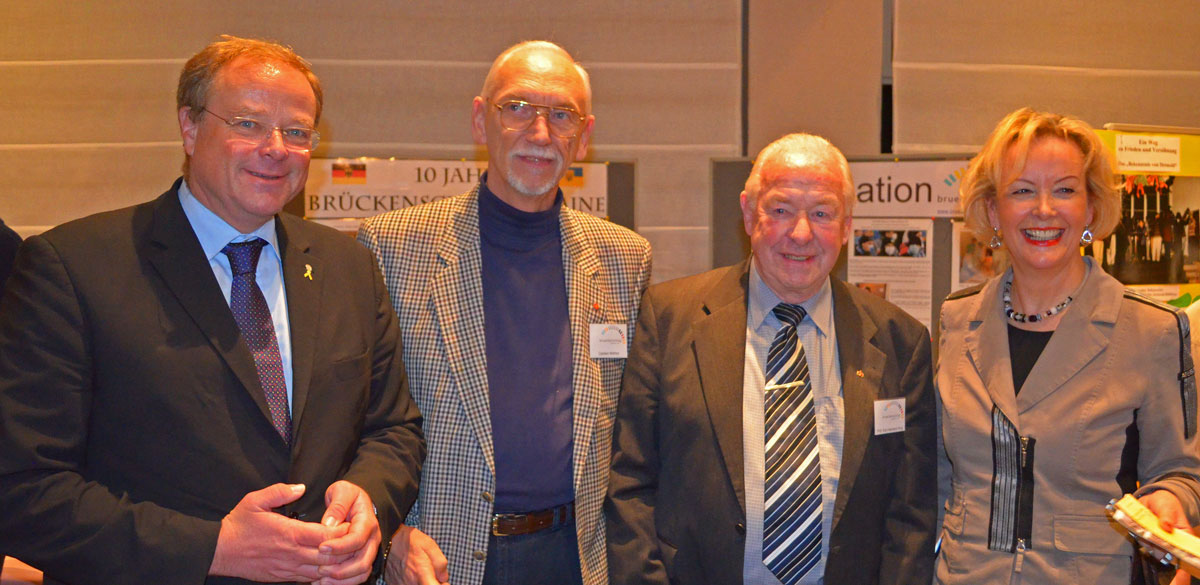 Minister Dirk Niebel mit Staatssekretrin Gudrun Koop am Brckenschlag-Stand im Kurhaus am 19. November 2011