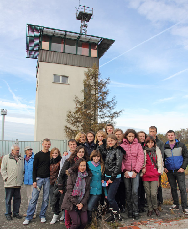 Studenten an der ehemaligen Deutsch-Deutschen Grenze Marienborn