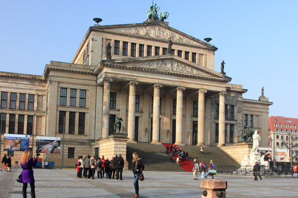 Studenten vorm Schauspielhaus am Gendarmenmarkt